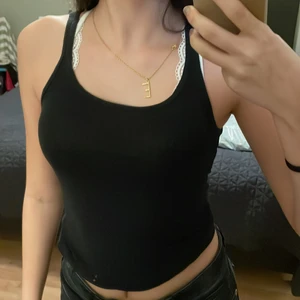 Basic linne från HM - Svart linne i gott skick från HM. Perfekta detaljen för att skapa vissa outfits eller bara för att ha på sig något när du behöver något bekvämt. 75% bomull och väldigt bra kvalite. Köpt för 99kr. Se bild! (Köparen står för frakten)