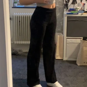 Bikbok svarta byxor strl.xs - svarta byxor från bikbok som ni blivit lite för små, köparen står för frakt💗