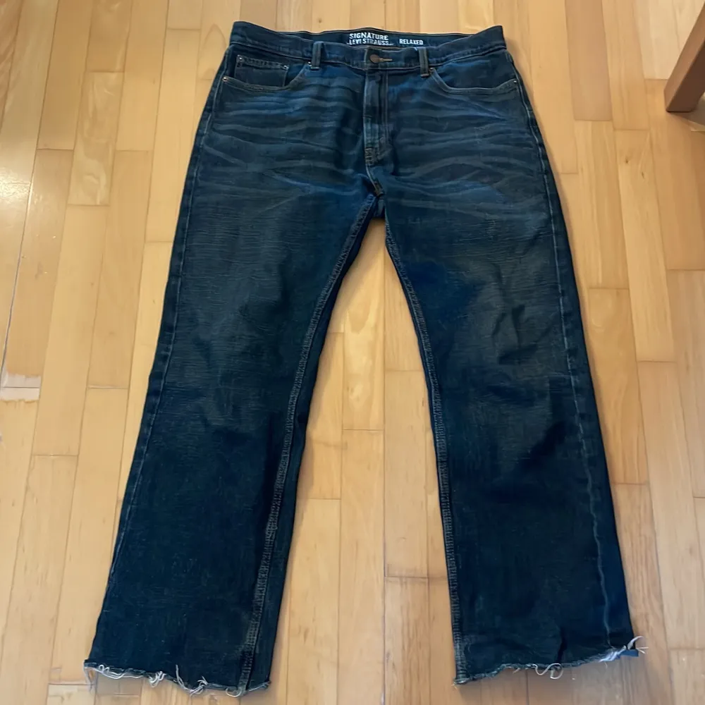 Ett par ganska stora byxor köpta second hand för 250 säljer för 200 om det it blir budgivning:) skriv för mer information . Jeans & Byxor.