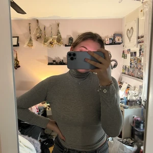 Tröja - En tajt tröja med polo krage. Väldigt skönt material med fin färg. Den är stretch och passar olika kroppsformar.