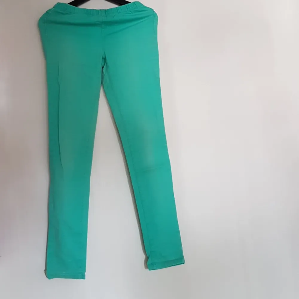 Pieces pastellgröna jeggings med fickor back. Resår i midjan, väldigt stretchiga. Storlek M/L (små för att vara L).. Jeans & Byxor.