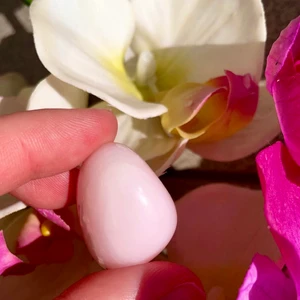 Rosa opal - Kristall: Rosa opal🌸 se mer om kristallens egenskaper på bild 2 💕