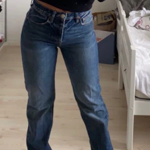 Zara jeans mörkblå  - Mörkblåa zara jeans, blivit för små för mig så säljer vidare dem<3