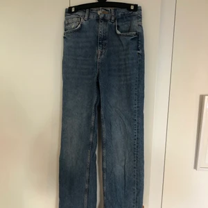 Jeans Pull&Bear strl 34 - Högmidjade oanvända jeans från pull&bear med slits.