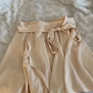En jättefin beige satin kjol, säljer pga kommer inte till användning 💕🌸