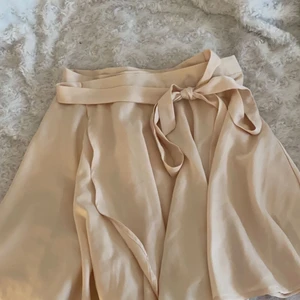 Beige satin skjol - En jättefin beige satin kjol, säljer pga kommer inte till användning 💕🌸