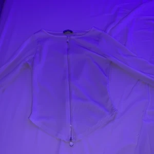 Tränings tröja - Jag köpte denna tröja ifrån bohoo. Kanske runt 100-200. Den är jätte fin men har aldrig kommit till andvänding. BUDA I KOMMENTARERNA!