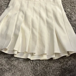 Vit tennis kjol - ⚠️MÅNGA INTRESSERADE SÅ FÖRST TILL KVARN SOM GÄLLER!⚠️ ( bli inte sura om den blir såld om du varit intresserad ändå tack❤️ )En super fin tennis kjol som var min favorit kjol och nu tyvärr blivit för liten, den har ett hål ( se på bild 3 ) som var där redan när jag köpte den men det är inget jag har stört mig på överhuvudtaget! Den är i strl XS och i fint skick! köparen står för frakten! Kom privat om du är intresserad och var inte rädd för att fråga om du undrar något!!💕 ( PRIS GÅR ATT DISKUTERA )