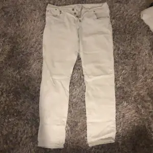 Ett par vita skinny jeans i strl 38