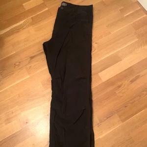 Giordano khakis size 38 - Svarta khakis som är lite utsvängda nertill. Ficka på högra benet med dragkedja. De är lite solblekta men jag tycker de ser bättre ut så än helt svarta. Frakt tillkommer med 66kr.