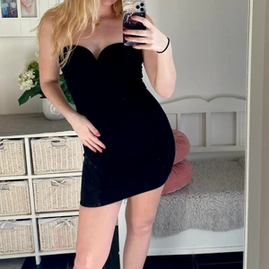 Klänning - Säljer en bandeu klänning i strl S. Aldrig använd, köpare står för frakt🤸🏼‍♀️