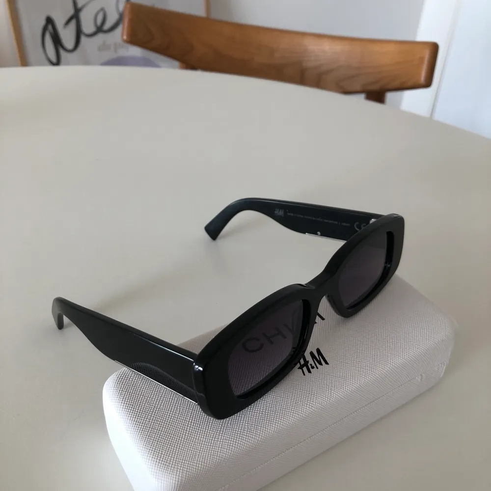 Chimi x h&m glasögon sparsamt använda i väldigt bra skick! Inga synliga repor el dylikt 🥰💕💞💘. Accessoarer.