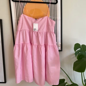 Klänning - Fin sommarklänning i oanvänt skick, lapparna sitter kvar