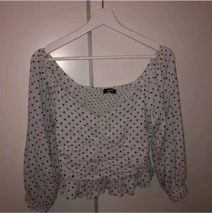 Topp - Använd ett fåtal gånger så är i bra skick, från bikbok i strl medium
