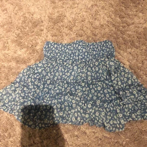 Kjol - Blå blommig kjol. Kom privat för mer info❤️