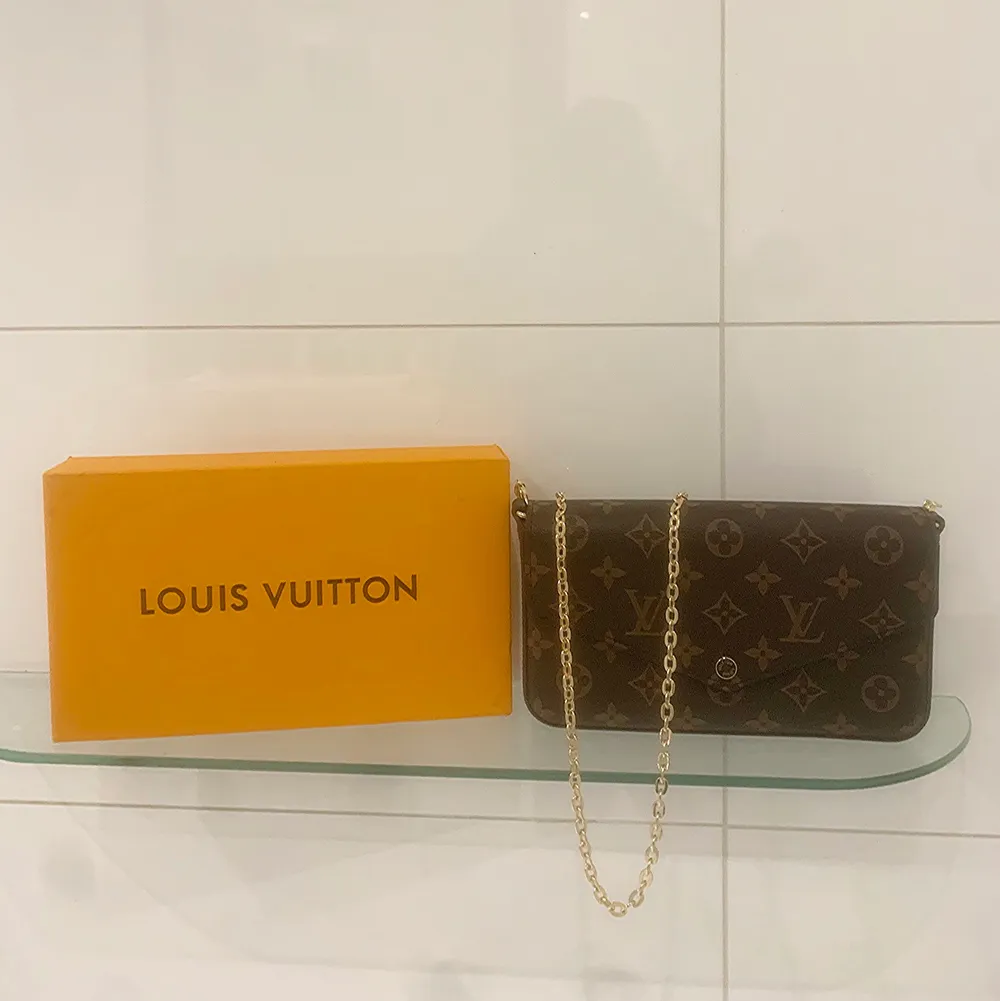 Världens finaste Louis Vuitton väska i modellen félicie pochette. Helt ny och du får även med två plånböcker, en röd kortplånbok och en vanlig plånbok och såklart den skit fina väskan. Frakt tillkommer kan även mötas i Göteborg❤️‍🔥❤️‍🔥🥰🥰. Väskor.