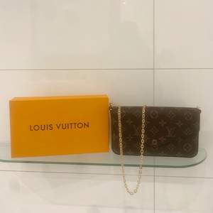 Världens finaste Louis Vuitton väska i modellen félicie pochette. Helt ny och du får även med två plånböcker, en röd kortplånbok och en vanlig plånbok och såklart den skit fina väskan. Frakt tillkommer kan även mötas i Göteborg❤️‍🔥❤️‍🔥🥰🥰