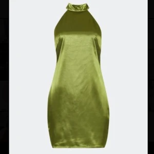 Bikbok klänning  - St M men passar S.  Aldrig använd  Öppen rygg och snörning i nacken Nypris 400 kr