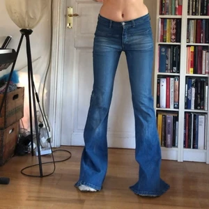One tanke jeans - One tanke jeans med slit där bak som är supercoola! För långa på mig som är 160 men funkar precis när jag har plattåskor, väldigt unika, midwaist/lowwaist 