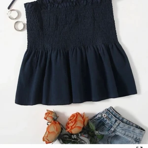 Topp - Söt trendig marinblå topp från shein. Bara använd en gång. Köpt för 109kr säljer då jag inte använder den. Storlek ca men stretchig så skulle nog passa s också