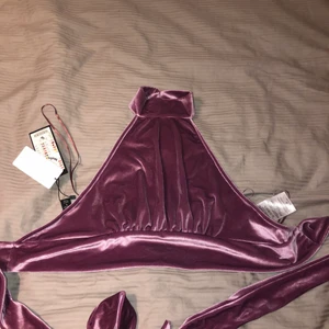 Rygglös tröja - Säljer denna helt oanvända tröjan finns även etikett kvar på den. Säljer den eftersom att den för liten vid brösten men jätteskön och fin annars.