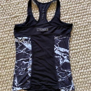 Stronger träningslinne - Säljer träningslinne från stronger i storlek S, med marmorliknande mönster. Kontakta mig om du har frågor eller är intresserad! 🥰 Köparen står för frakt!