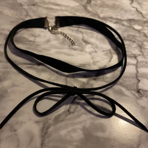 Halsband - En söt choker som aldrig blivit använd, den går att justera kedja och rosett