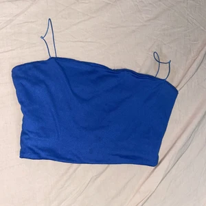 Ett fint blått linne - Jätte fint men det har dock två knutar som ni kan se på två av bilderna som syns dock inte jätte tydligt 