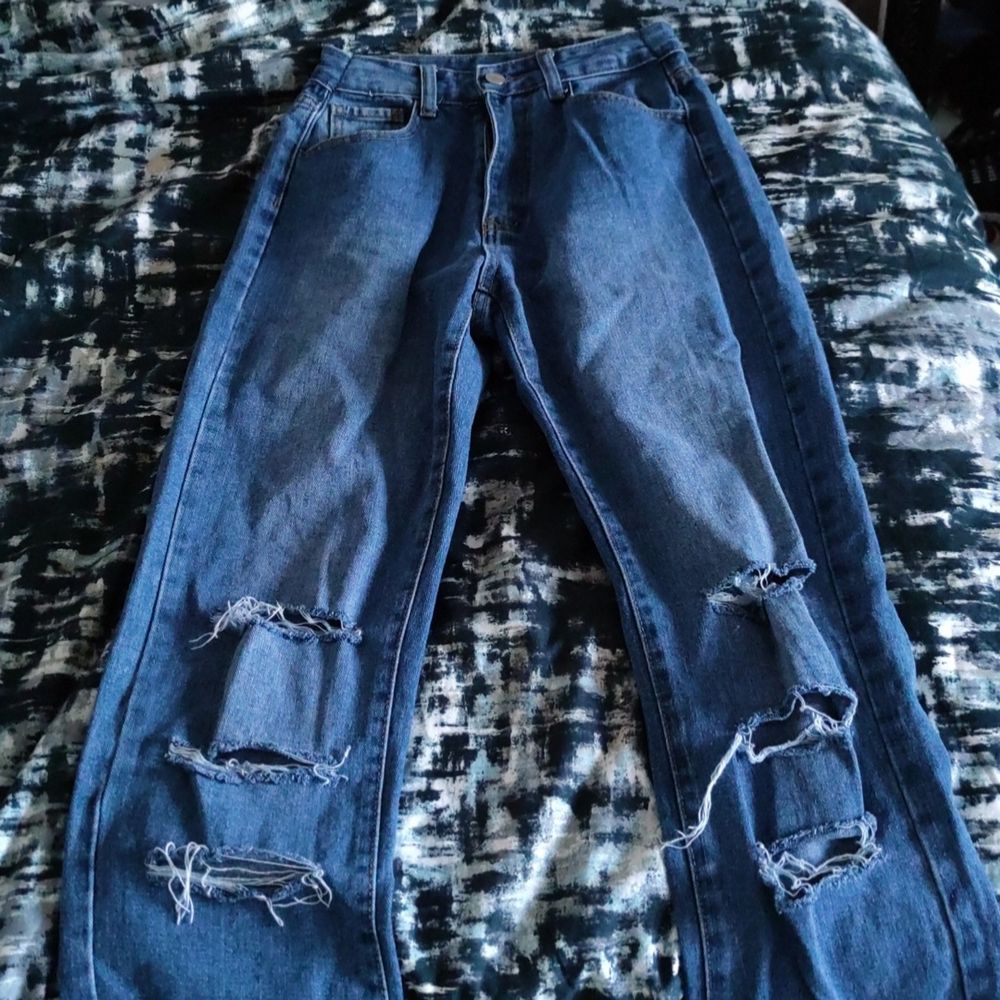 Ett par ripped jeans från SheIn, eftersom SheIn har så dåliga storlekar så är XXS mellan 63-66 cm i midjan, jag har då 60 cm och därför har jag sytt in dem lite, det kan spricka och det är lätt att ta bort ifall det önskas. Annars så håller det bra. Jag säljer dem eftersom dem är för långa för mig, jag är runt 162 cm lång. Om du vill se dem på så kan du hmu :). Jeans & Byxor.