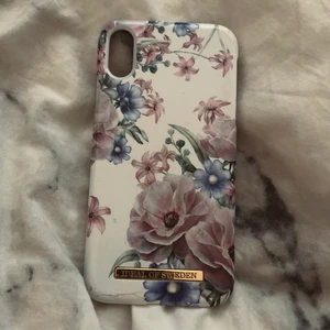 Fint ideal of Sweden skal! 🤍 - Säljer mitt superfina ideal of Sweden skal då jag bytt mobil! 🤍  Kostar 399kr som nytt, säljer för 50kr.  Passar IPhone XR.   Har en spricka i vänstra hörnet, dock inget som märks så tydligt på.   Fler bilder kan självklart fås!
