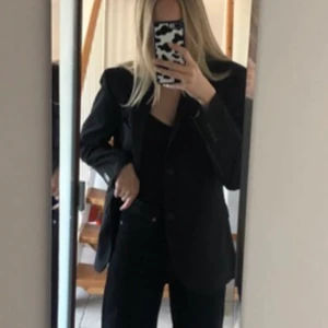 Blazer - Säljer min ursnygga svarta blazer från H&M! 🖤 Vet inte vilken storlek den är men gissar M. Den är från herravdelningen så den är något bred i axlarna, men det tycker bara jag är snyggt (ser oversize ut). Möts i sthlm! 🖤