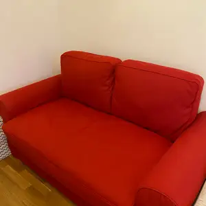Ikea 2 sits bäddsoffa i super bra skick. Röd färg. 
Mått : bredd 160 längd 200 cm 

Här bifogar också bilder från IKEA hur det ser ut när det är öppen och anpassad till att sova

Skriv gärna för mer info