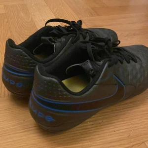 Nike fotbollsskor  - Skit snygga svarta fotbollsskor med mörkblå detaljer och coolt mönster. Använda mycket sparsamt och skulle säga att de ser som nya ut! Storlek 41 men de är väldigt små för sin storlek då jag brukar ha 39-40🌟Köpta för runt 1600kr därmed väldigt bra pris!