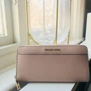 MICHAEL KORS plånbok  - En elegant äkta ljusrosa MICHAEL KORS plånbok i jättegott skick. Köpt 2019 i Palma de Mallorca på Court Ingless. Använd endast ett fåtal gånger. Ordinarie pris: 1600 kr