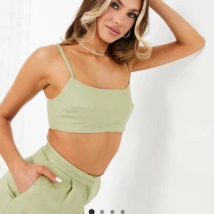 ASOS croptop i linne - Ljusgrön croptop från ASOS Design i linne. Aldrig använd då den är för liten men returtiden hann passera! 