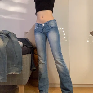 Lågmidjade syil jeans  - Extrem sygga bootcut jeans från märket syil. De är i väldigt va skick och super sköna. Säljer då de tyvärr är förstora :(. Skriv för fler frågor eller bilder💕✨