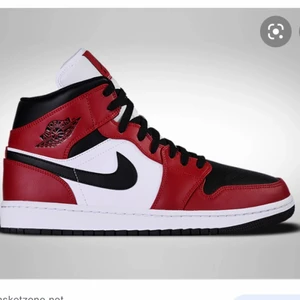 Nike Air Jordan 1 Chicago gs  - Storlek 37,5. Väkdigt bra skick, använda 2gånger, inga creases. Drygt 3år gamla. Använder de inte så säljer!