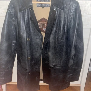 Läderjacka från märket Hollies  - Fantastisk äkta läderjacka med fin patina och Hollies-logga tryckt på insidan av ryggen. Storlek M men oversize och rejäl 