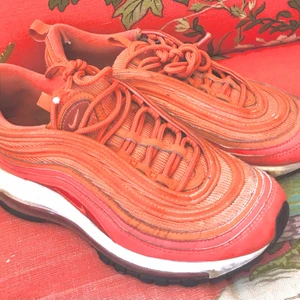 Nike airmax 97 orangea, strl 38 - Jättefina nike airmax 97 i orange färg, perfekta för vår/sommar, fyndat second hand men lite för små för mig, fint skick, kan skicka fler bilder! Köp direkt för 175 eller buda i pm!<3