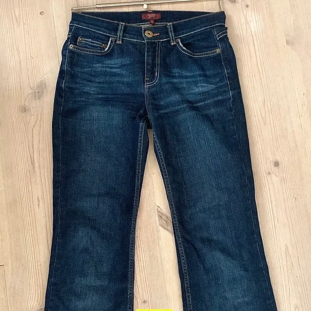 Low-waist bootcut jeans från Oasis🤍 Coola detaljer påbakfickorna🤍 kom privat för fler bilder/frågor🤍 Går fortfarande att köpa🤍. Jeans & Byxor.
