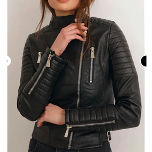 Svart skinnjacka- dam - Nu säljer jag min skinnjacka, pga jag har gått upp i vikt så kan jag inte använda denna varan:(  därför väljer jag att sälja den för ett bra pris: 300kr och köpt för 699kr. Priset går att disskuteras. 