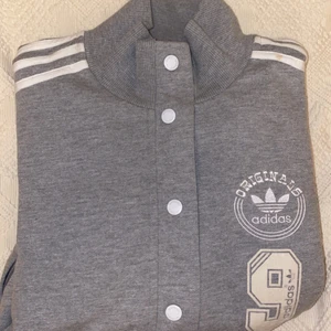 Adidas varsity jacket  - Vintage adidas varsity jacket perfekt för våren ❤️