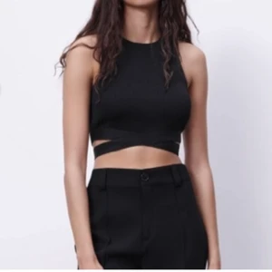 Topp från zara - Top från zara med band runt midjan, stickat material, storlek M. Köparen står för frakten 