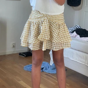 Gul hm kjol - LÅNADE BILDER!! Säljer denna fina kjol feån H&M i storlek 38, men är insydd lite i midjan så den passar 34/36. 