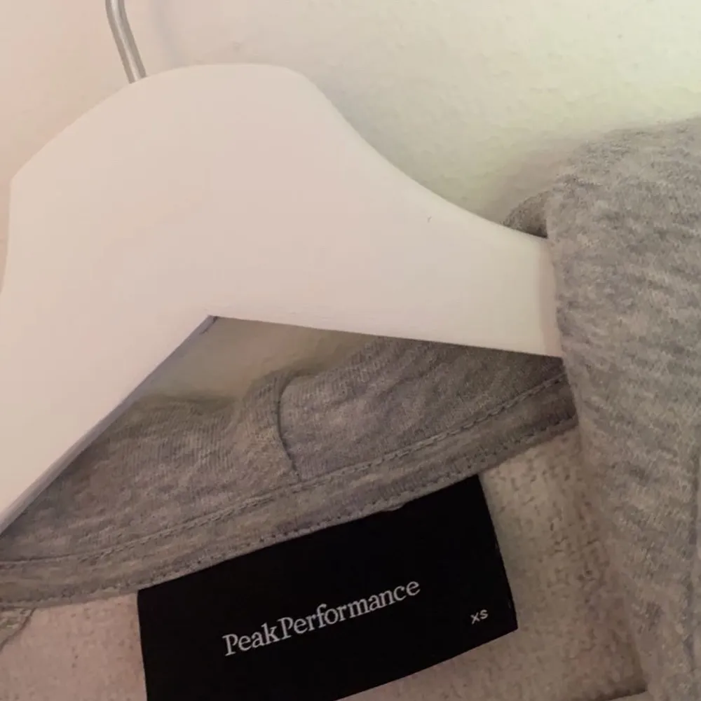 En grå hoodie från peak performance (dammodell) i storlek XS, använd några få gånger men är i bra skick. Jag köpte den för 1200kr och säljer för 300kr + frakt kostnad.. Hoodies.