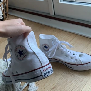Vita Converse - Nyskick. Storlek 37.5. Köpta i USA för 69$. Säljs pga ingen användning. 