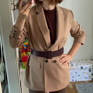 Blus Uniqlo brun XL - En oversized blus från Uniqlo i choklad färg. Passar perfekt under kavaj eller överskjorta. Storlek XL, men passar mig som använder S/M. Säljer för att jag har två sådana. Längden 65 cm. 