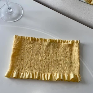 Bandeau topp - Snygg bandeutopp från ginatricot i storlek M. Har nästan aldrig använts så nästintill nyskick. Frakt tillkommer ❣️