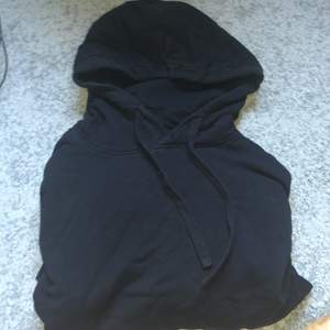 Svart hoodie från cubus i fint skick☺️ Sparsamt använd🤍 Säljer för att den inte kom till användning och så har jag tyvärr växt ur den. 