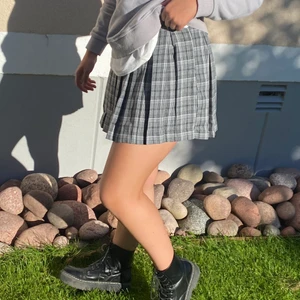 Grårutig tenniskjol - Säljer denna fina tenniskjol som passar perfekt nu i höst🧡🧡säljer pga att den inte kommer till användning, endast använd  ett fåtal gånger…..storleken är lite liten så skulle säga att den passar den som är s också